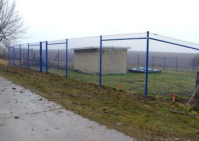 Maschendrahtzaun blau an Wasserspeicher