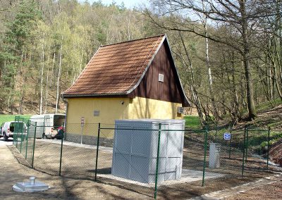 Maschendrahtzaun grün an Wasserspeicher