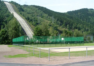 Sportanlage Gitterzaun mit Fangnetz und Barriere