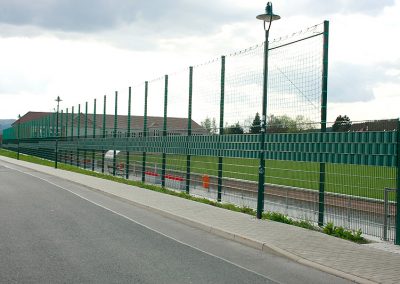 Stadionzaun Gitter mit Fangnetz und Sichtschutz