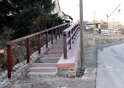 Holzgeländer auf Natursteinmauer