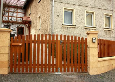 Mauer mit Torpfeiler, Schiebetor, Schmuckzaun und Briefkastenanlage