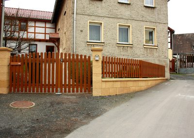 Mauer mit Torpfeiler, Schiebetor, Schmuckzaun und Briefkastenanlage