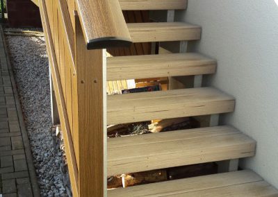 Treppe mit UPM-Belag, Farbton Dessertsand, Geländer Kunststoff mit Handlauf
